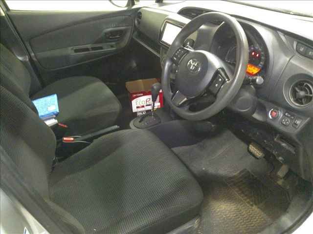 2017 Toyota Vitz 4WD F auction photo 4