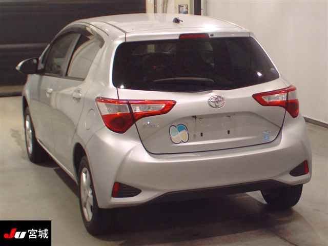 2017 Toyota Vitz 4WD F auction photo 2