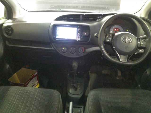 2017 Toyota Vitz 4WD F auction photo 5