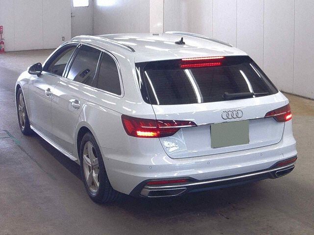 2022 Audi A4 Avant 35TFSIアドバンス auction photo 2