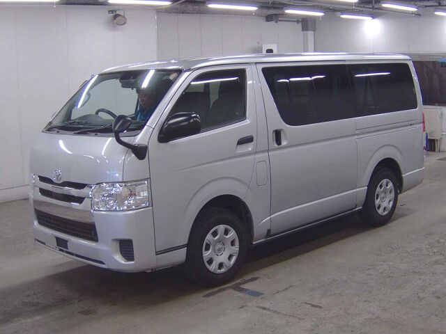 2019 Toyota Hiace Long DX GL Package 4WD auction photo 4