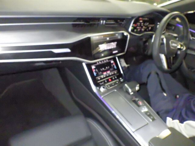 2025 Audi A7スポーツバック 45TFSI Kuwa S Light Tech 4WD auction photo 3