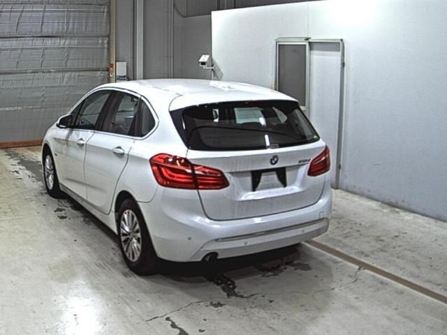 2017 BMW 2 Series 218d Active Tourer Luxury auction photo 2