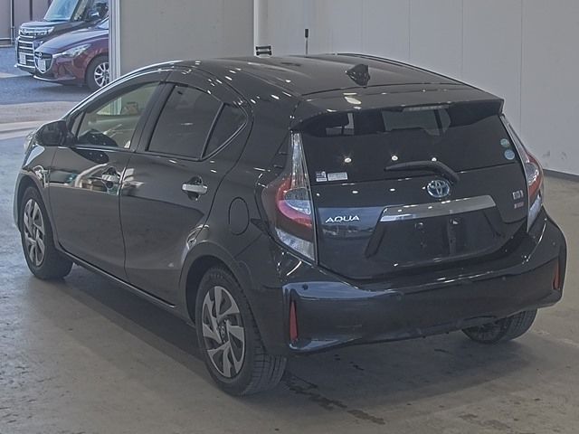 2019 Toyota Aqua S STYLE BLACK auction photo 2