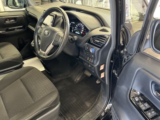 2017 Toyota Noah ワゴン G auction photo 4
