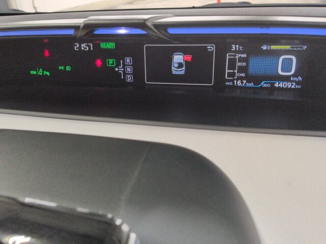 2017 Toyota Prius PHEV A Leather Package auction photo 6