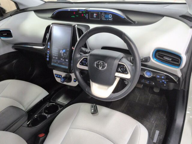 2017 Toyota Prius PHEV A Leather Package auction photo 3