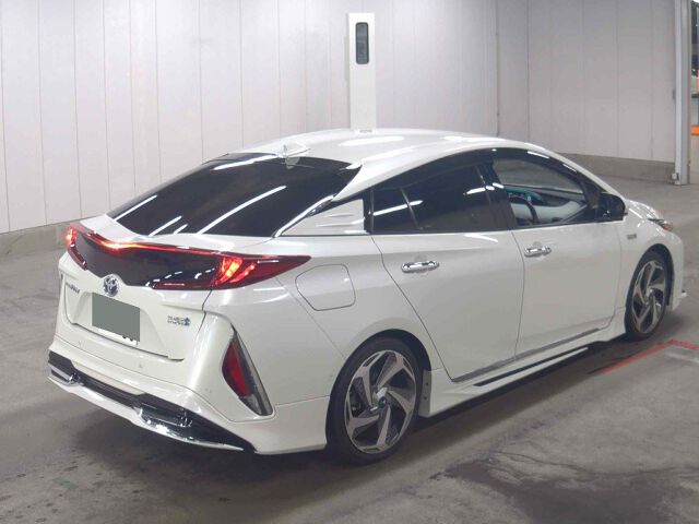 2017 Toyota Prius PHEV A Leather Package auction photo 5
