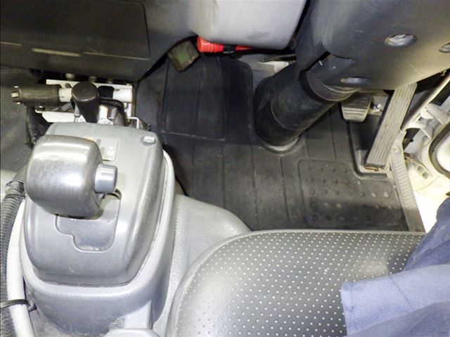 2010 Isuzu Elf dump auction photo 7