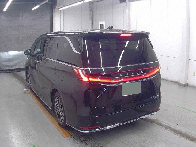 2025 Lexus LM LM500H Version L 4WD auction photo 2