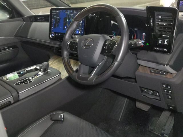 2025 Lexus LM LM500H Version L 4WD auction photo 3
