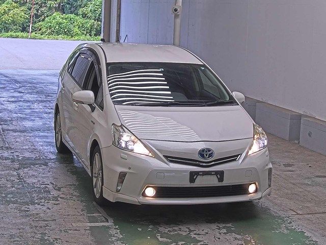 2013 Toyota Prius Alpha S ツーリングセレクション Japan auction vehicle