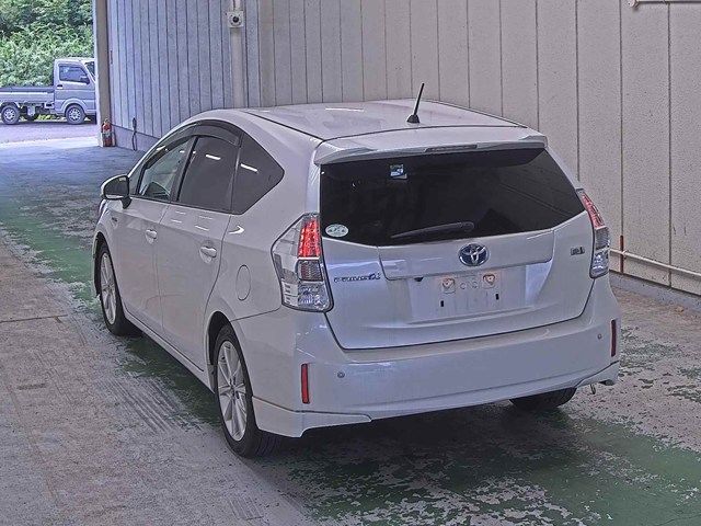 2013 Toyota Prius Alpha S ツーリングセレクション auction photo 2