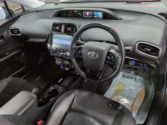 2019 Toyota Prius PHEV Aプレミアム auction photo 3
