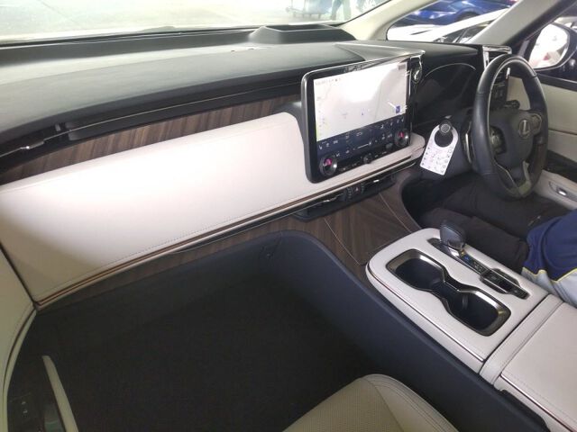 2024 Lexus LM LM500H Version L 4WD auction photo 3