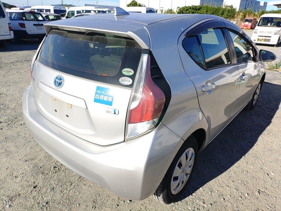 2015 Toyota Aqua auction photo 2