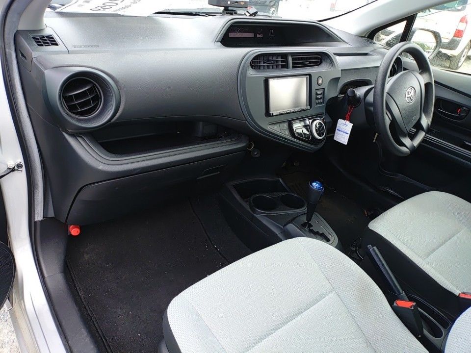 2022 Toyota Aqua auction photo 16