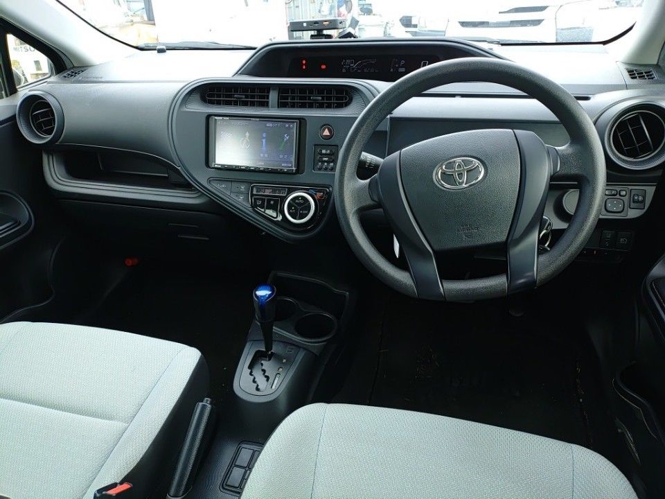 2022 Toyota Aqua auction photo 3