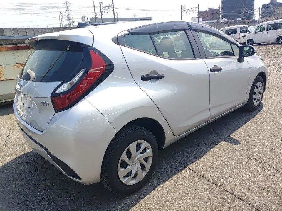 2023 Toyota Aqua auction photo 2